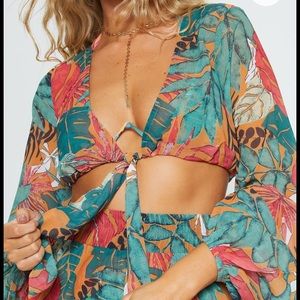 🌴NWT prettylittlething tie front top🌴